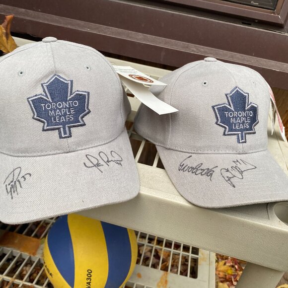 2X AUTOGRAPHED SIGNED Toronto Maple Leafs Hats BNWT Svoboda MacLean Darby Yanic - Picture 3 of 9